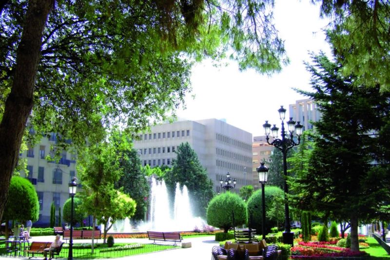 Ambiente urbano y turístico en la Plaza del Altozano